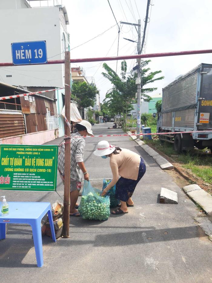 Tặng rau cho người dân ở P.Phước Long A và các UBND phường Phước Bình, Phước Long B (ngày 29/08/2021)